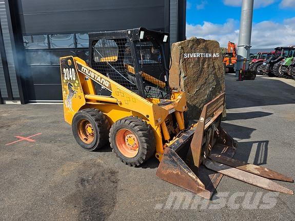 Mustang 2040 Skid steer loderler