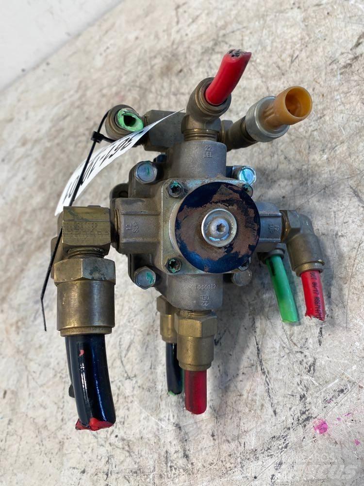 Mack  Diger aksam