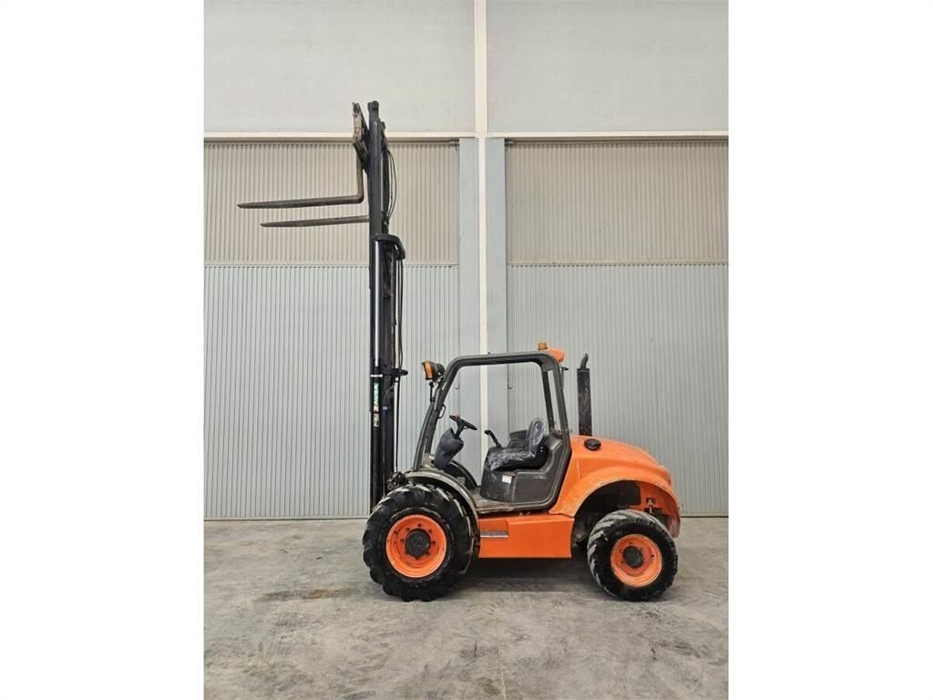 Ausa C250H Arazi tipi forklift