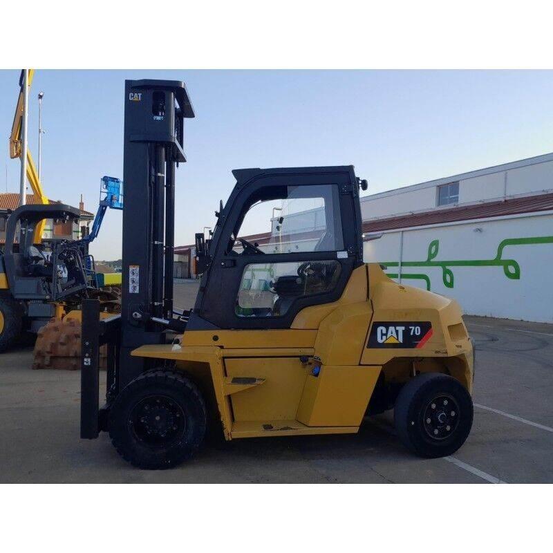 CAT DP70N1 Arazi tipi forklift
