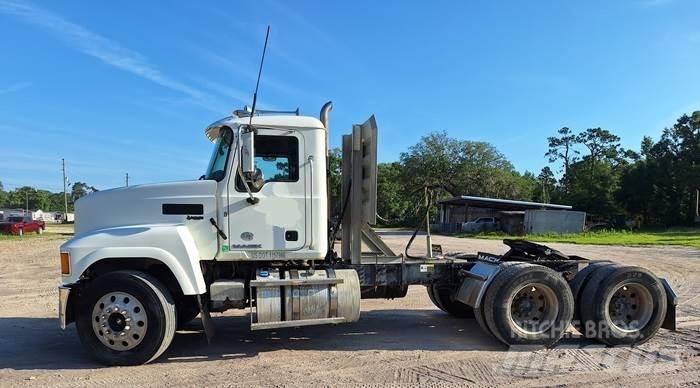 Mack CHU613 Diger