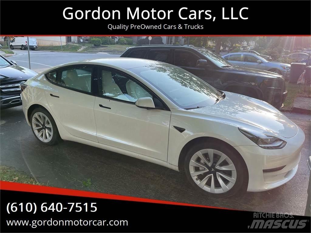 Tesla Model 3 Otomobiller
