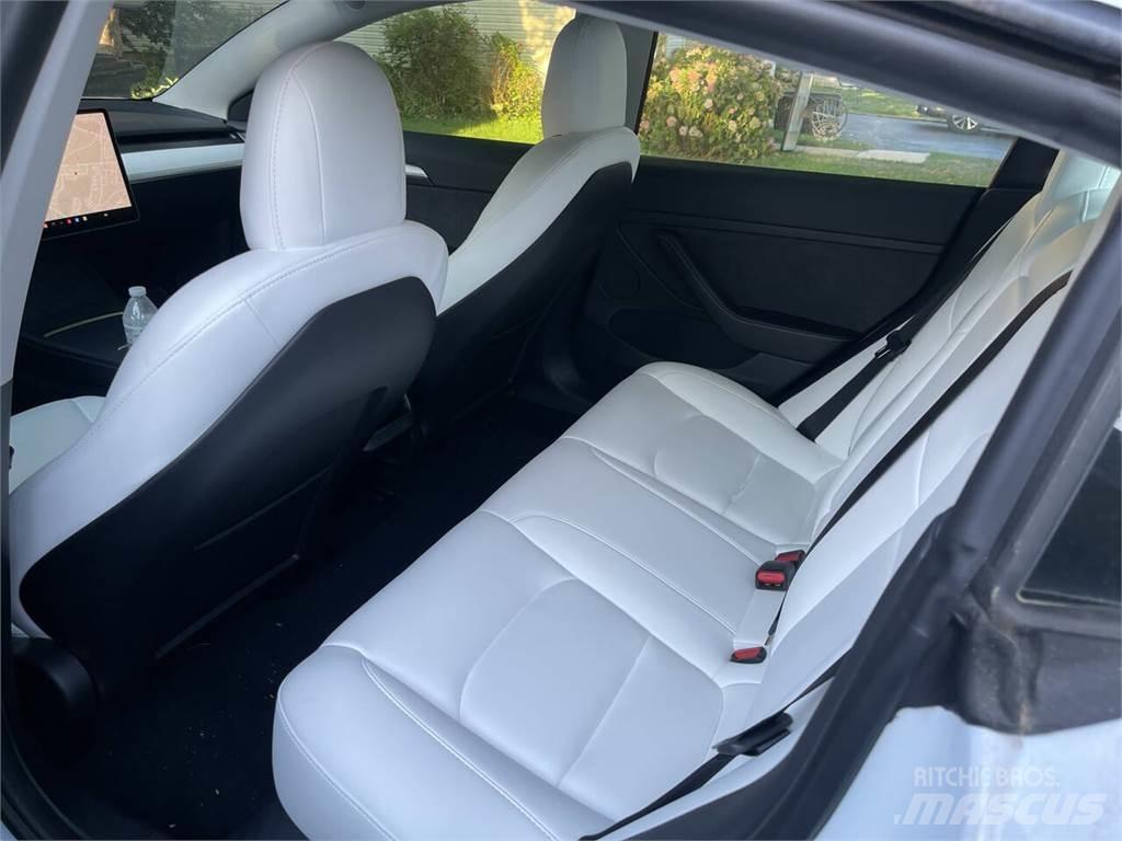 Tesla Model 3 Otomobiller