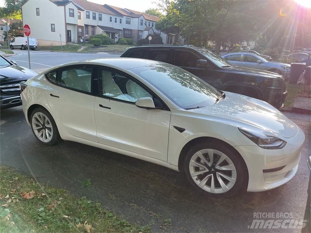 Tesla Model 3 Otomobiller