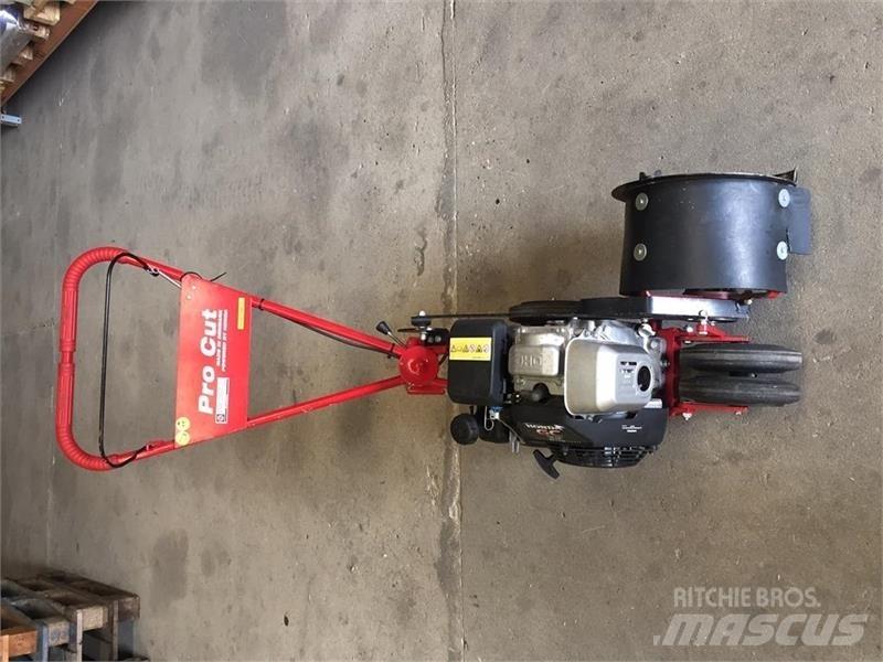  Pro-Cut Pürüzlü arazi, kırpma ve çevresel çim biçme makineleri