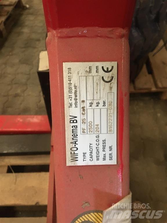 Wifo PF 25 Ön yükleyici ve kazicilar