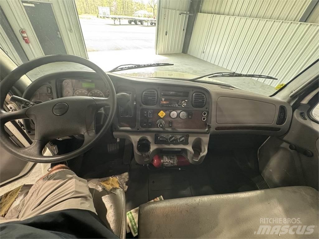 Freightliner M2 106 Flatbed kamyonlar