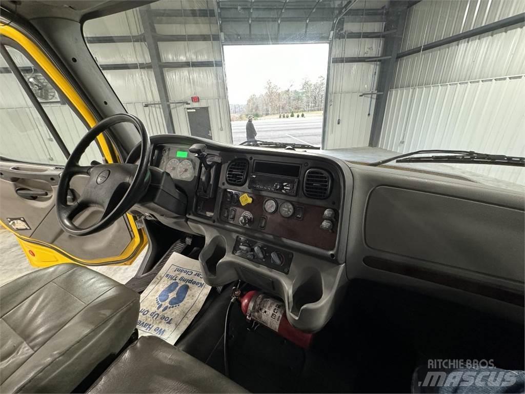 Freightliner M2106 Kapali kasa kamyonlar