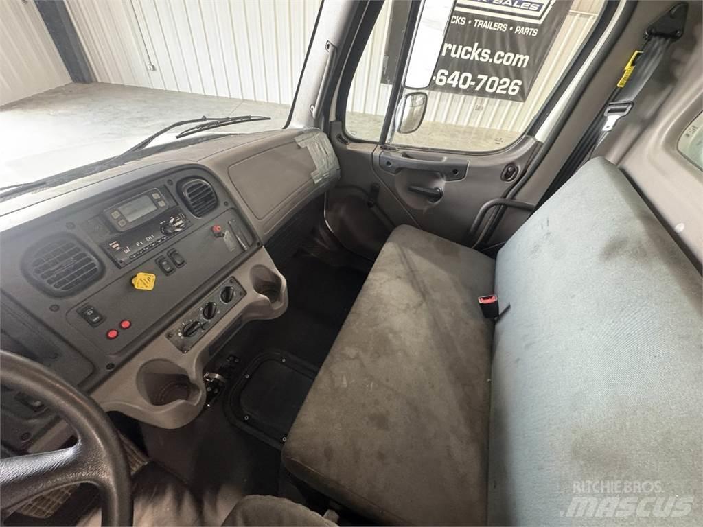 Freightliner M2106 Kapali kasa kamyonlar