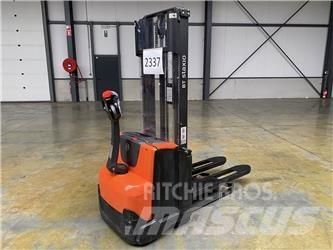 Toyota BT SWE100 Akülü depo ekipmanları