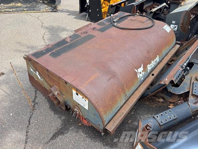Bobcat 72 Cadde süpürücüler