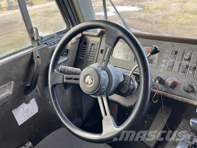 CAT 775D Belden kirma kaya kamyonu