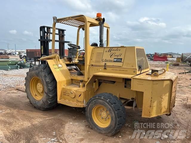 CAT C0610106 Arazi tipi forklift