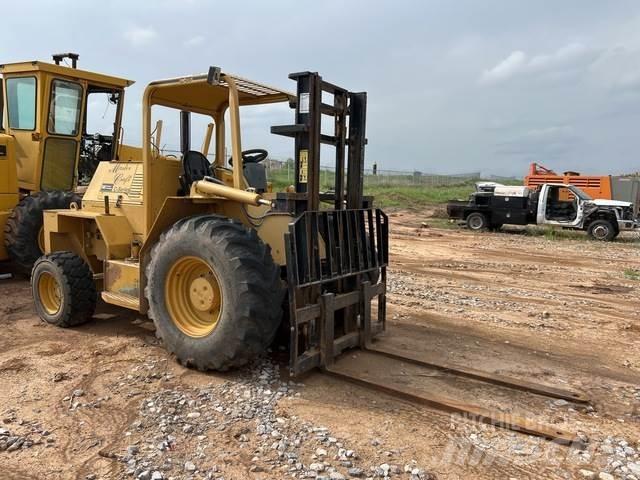 CAT C0610106 Arazi tipi forklift