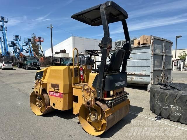 CAT CB24 Çift tamburlu silindirler