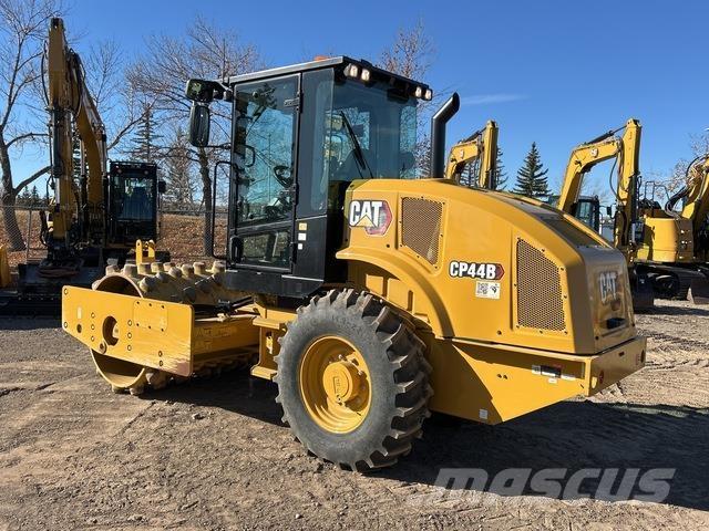 CAT CP44B Tek tamburlu silindirler