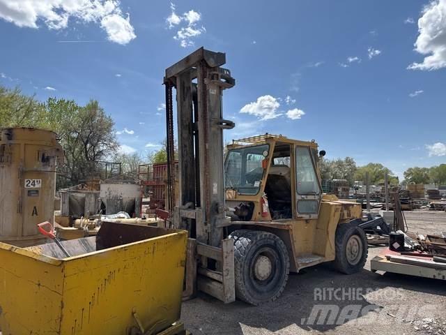 CAT DP90 Arazi tipi forklift