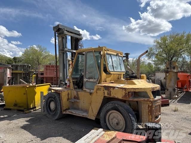 CAT DP90 Arazi tipi forklift