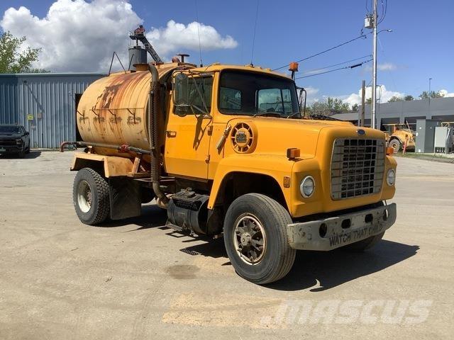 Ford L8000 Su tankerleri
