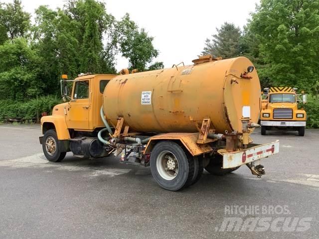 Ford L8000 Su tankerleri