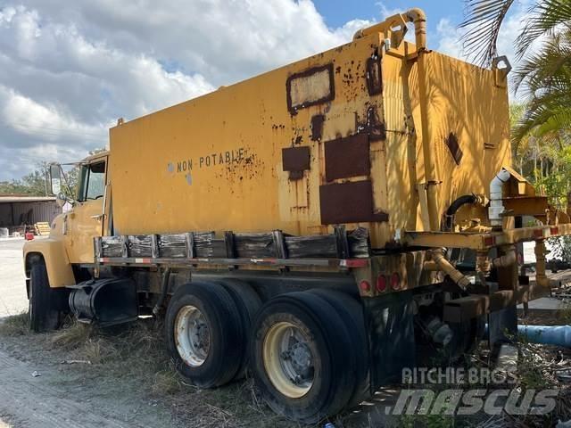 Ford LT8000 Su tankerleri