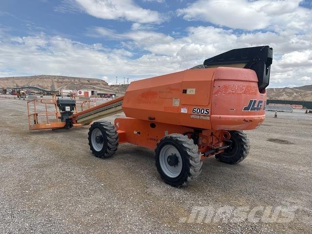 JLG 600S Teleskopik personel platformları