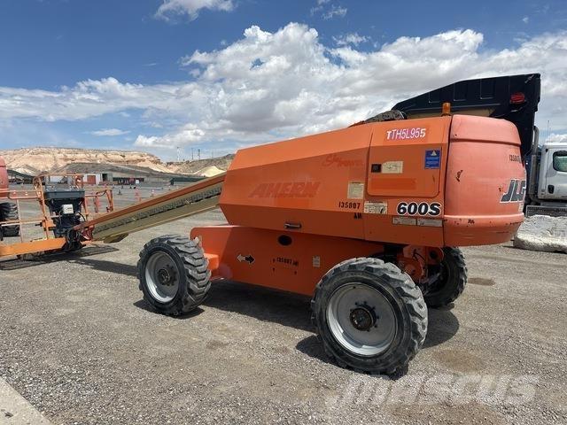 JLG 600S Teleskopik personel platformları