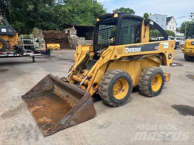 John Deere 325 Skid steer loderler