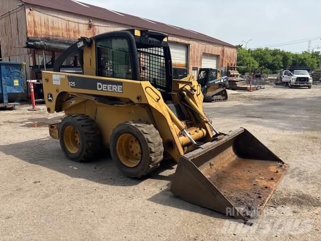 John Deere 325 Skid steer loderler