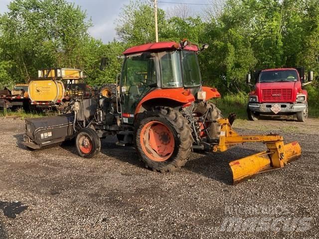 Kubota M5040 İç mekan süpürme makineleri
