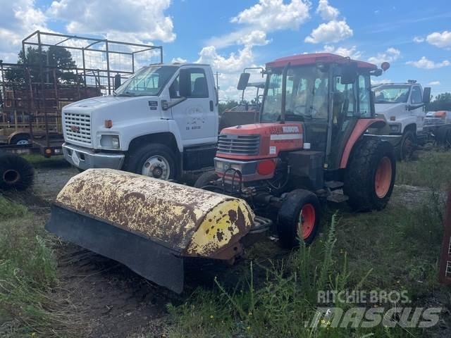 Kubota M5700 İç mekan süpürme makineleri