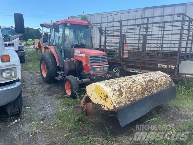 Kubota M5700 İç mekan süpürme makineleri