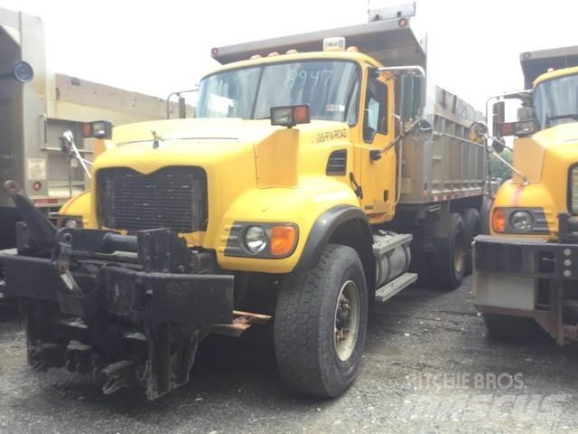 Mack CV713 Kum ve tuz serpiciler
