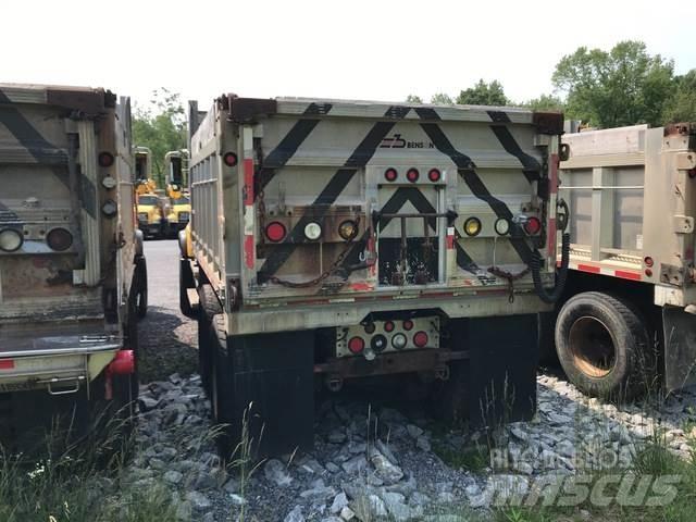 Mack CV713 Kum ve tuz serpiciler