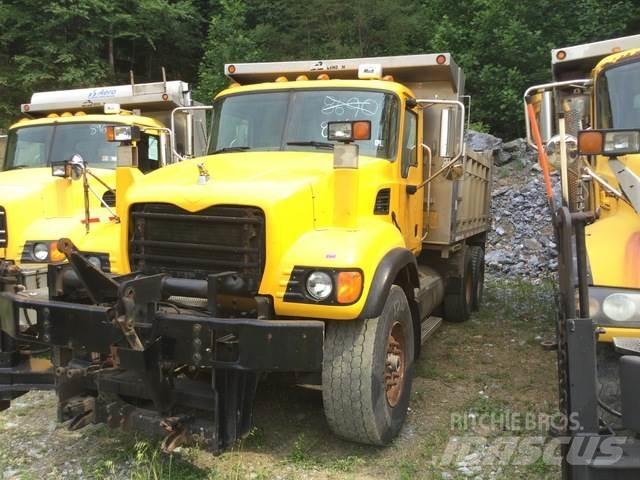 Mack CV713 Kum ve tuz serpiciler