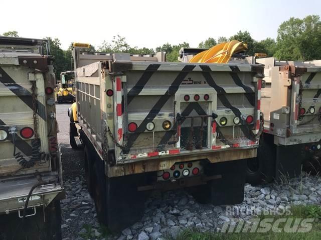 Mack CV713 Kum ve tuz serpiciler