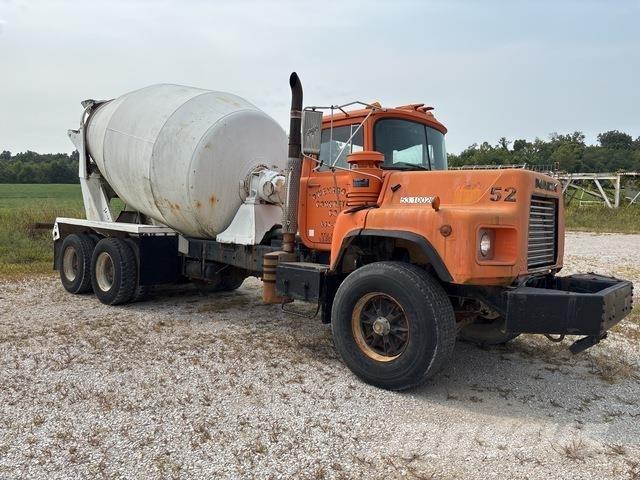 Mack DM690 Su tankerleri