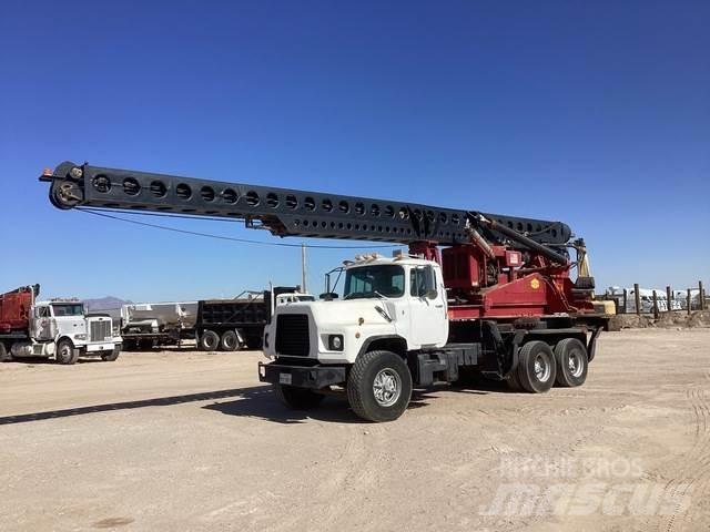 Mack DM690S Gezer sondaj kamyonları