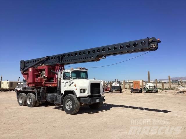 Mack DM690S Gezer sondaj kamyonları