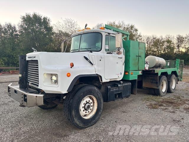 Mack DM690S Flatbed kamyonlar