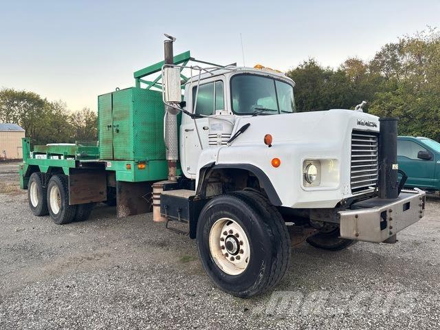 Mack DM690S Flatbed kamyonlar