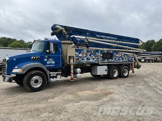 Mack GR64B Beton pompaları