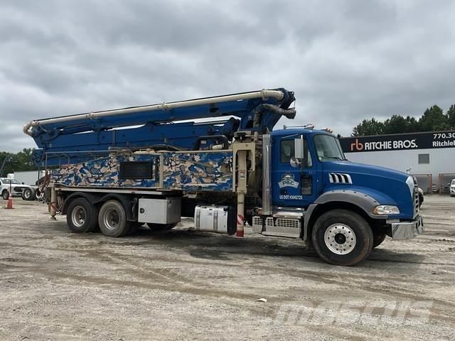 Mack GR64B Beton pompaları