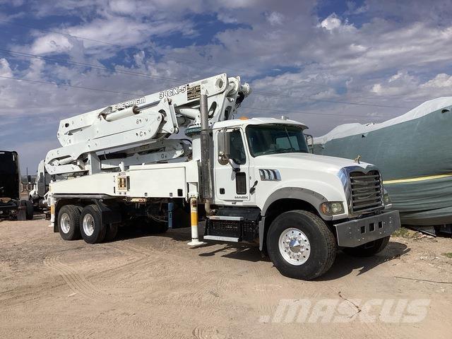 Mack GR64F Beton pompaları