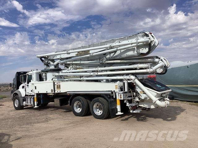 Mack GR64F Beton pompaları
