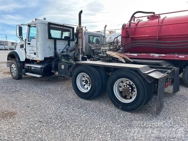 Mack GU713 Çekiciler