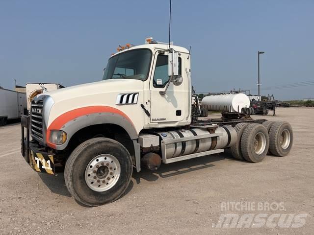 Mack GU713 Çekiciler