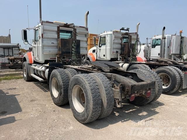 Mack GU713 Çekiciler