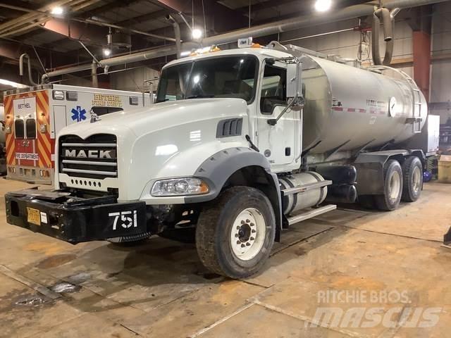 Mack GU813 Su tankerleri