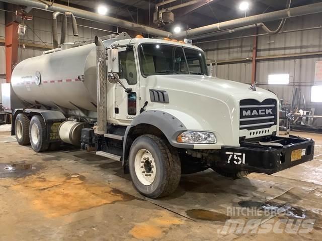 Mack GU813 Su tankerleri